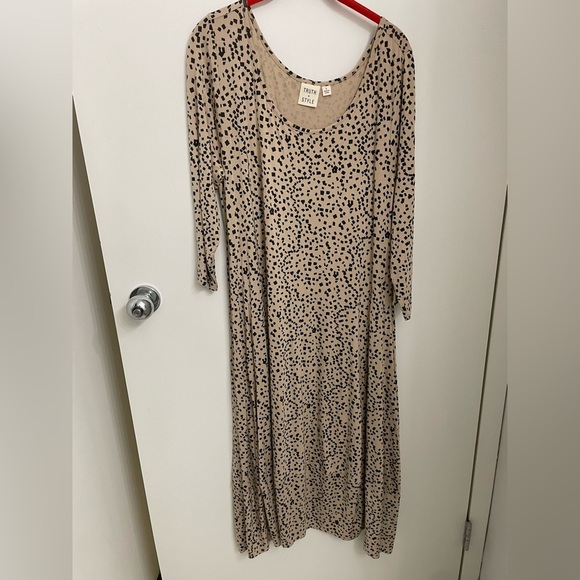 Dress - Picture 1 of 8